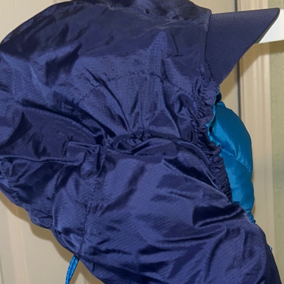 The North Face Women’s Navy and Turquoise Puffer Jacket - Picture 9 of 13